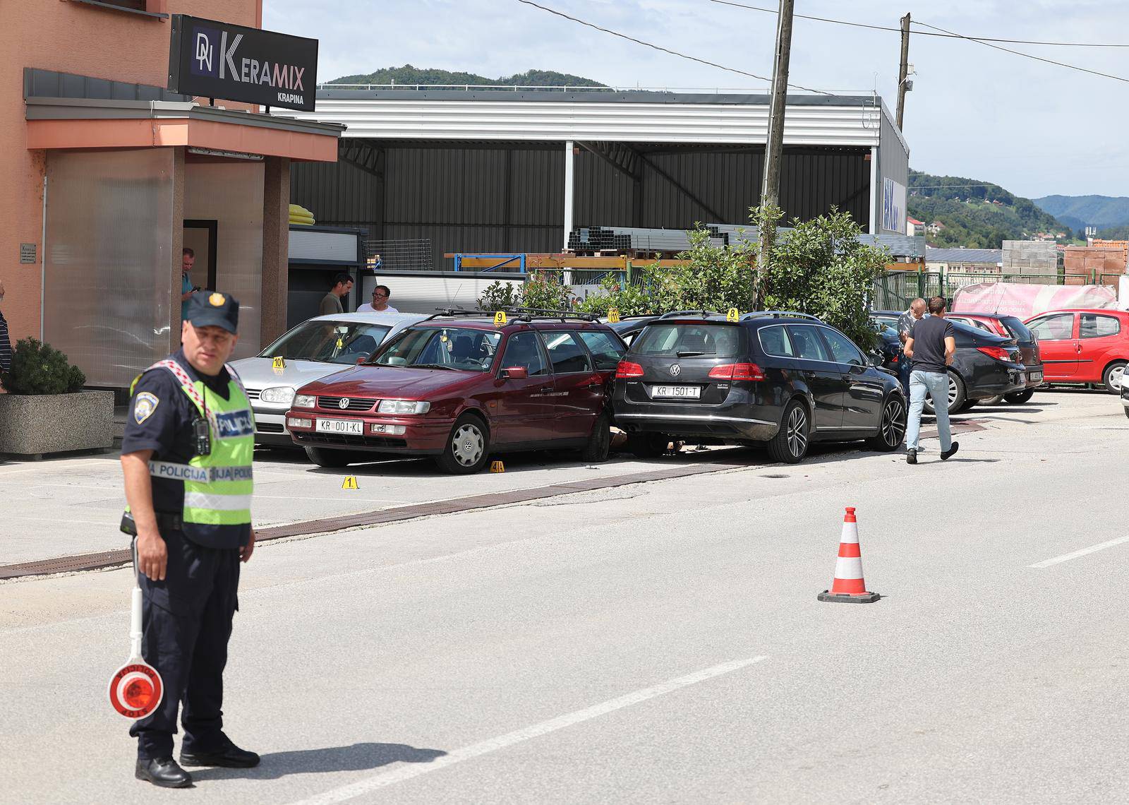 Krapina: Vozač automobila se zabio u ljude i parkirana vozila ispred trgovine