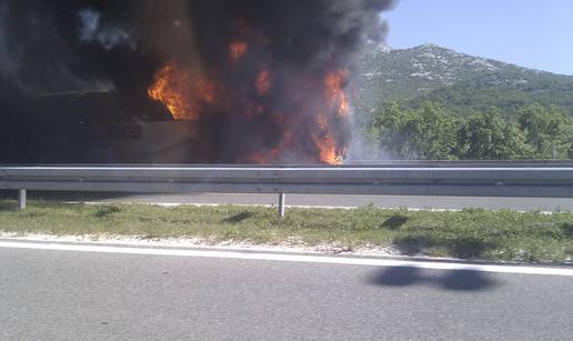 Vatra zahvatila bus, gume su se počele topiti,  a stakla pucati