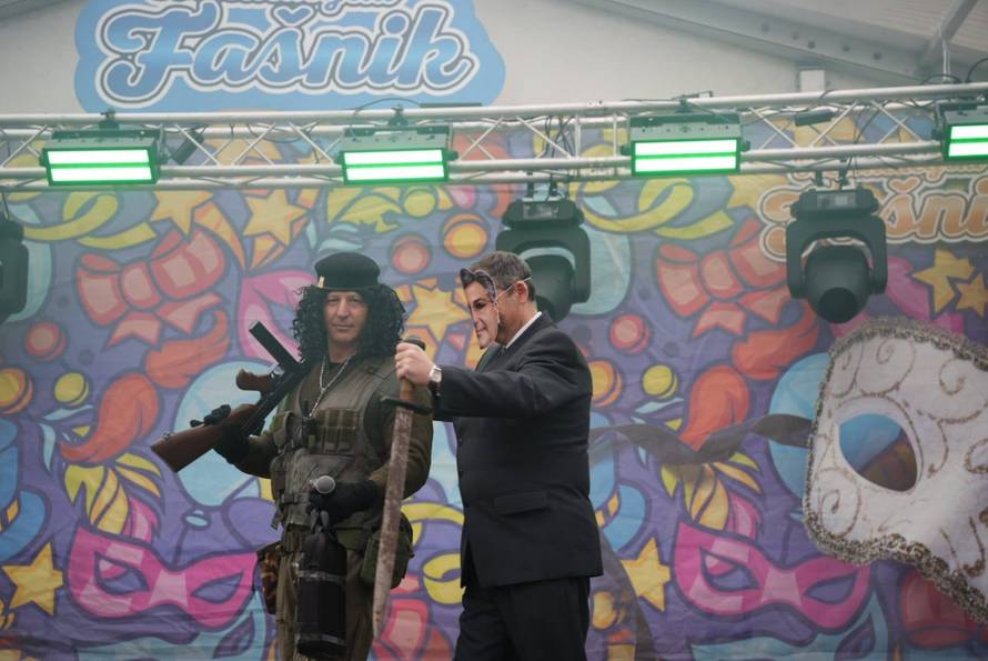 VIDEO Zurovec se na fašniku maskirao u Thompsona: Zabio je mač, čule se i Čavoglave