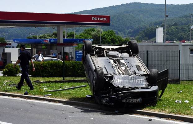 Požega: U prometnoj nesreći u Osječkoj ulici automobil završio na krovu