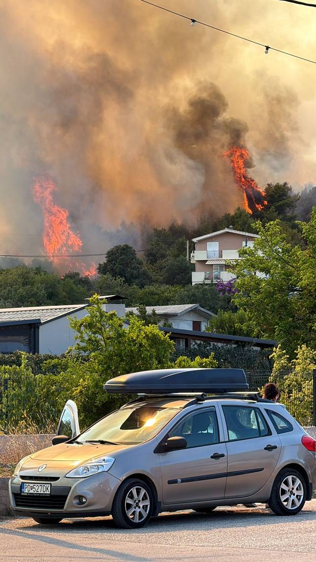 BUKTINJA U VINIŠĆU Vatrogasci spasili kuće od požara. Nebo kod Trogira prekrio je gusti dim