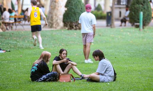 Zagrepčani su spas od vrućine potražili u gradskim parkovima