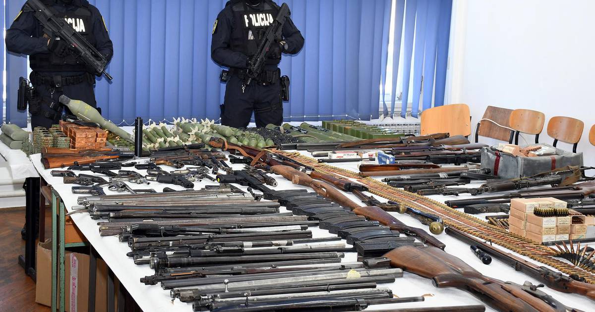 Footage from Sisak Shows Large Arsenal Confiscated by Police: Seven Arrested in Connection