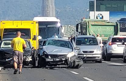 VIDEO Tri automobila sudarila se na Mostu slobode u Zagrebu, pomoć zatražilo troje ljudi
