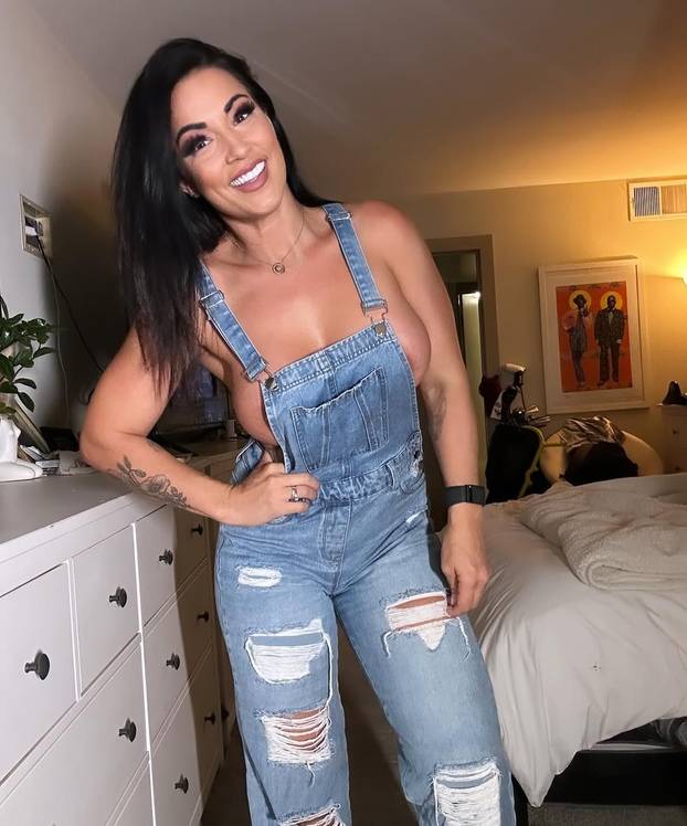 FOTO Učiteljica postala zvijezda filmova za odrasle: 'Muž se ne ljuti. Skupljam novac za azil'