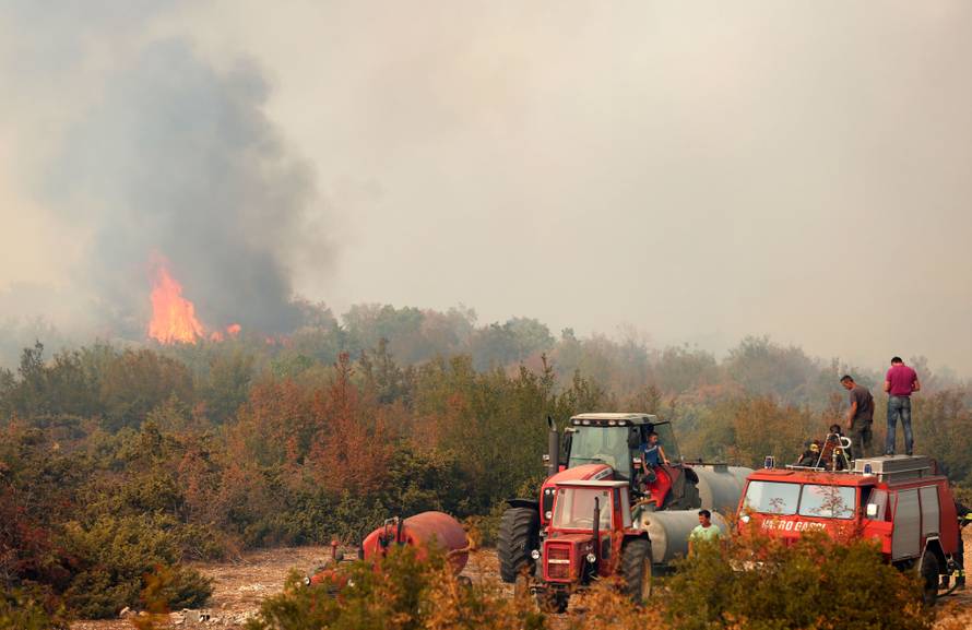 Evakuirali stanovnike sela kod Drniša: 'Ovo je velika nesreća'