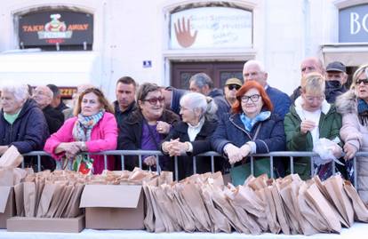 U Splitu građanima podijeljeno pet tisuća porcija bakalara i fritula