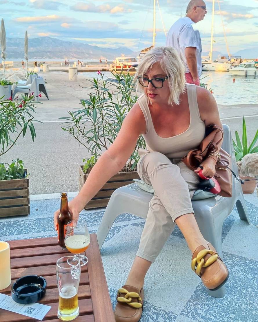 Ella Dvornik se požalila mami telefonom: Pukli su mi silikoni! Pala sam i užasno me bole grudi