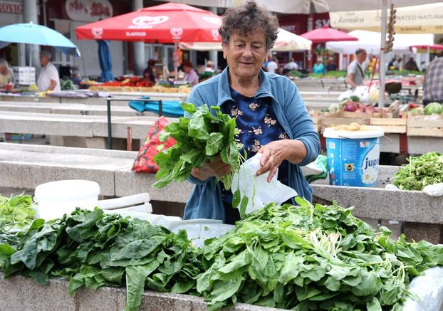 Šibenik: Ponuda vo?a i povr?a na šibenskoj tržnici