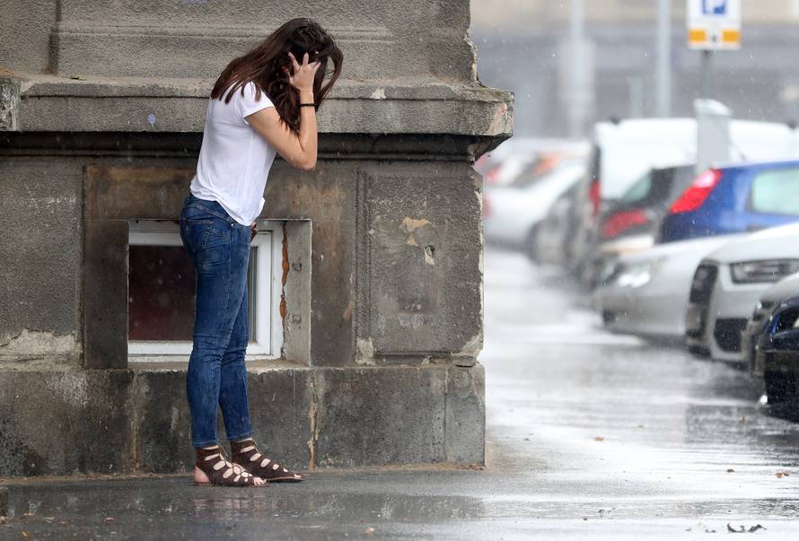 Zagrepčane iznenadio pljusak, tuča i grmljavina poharali Pulu