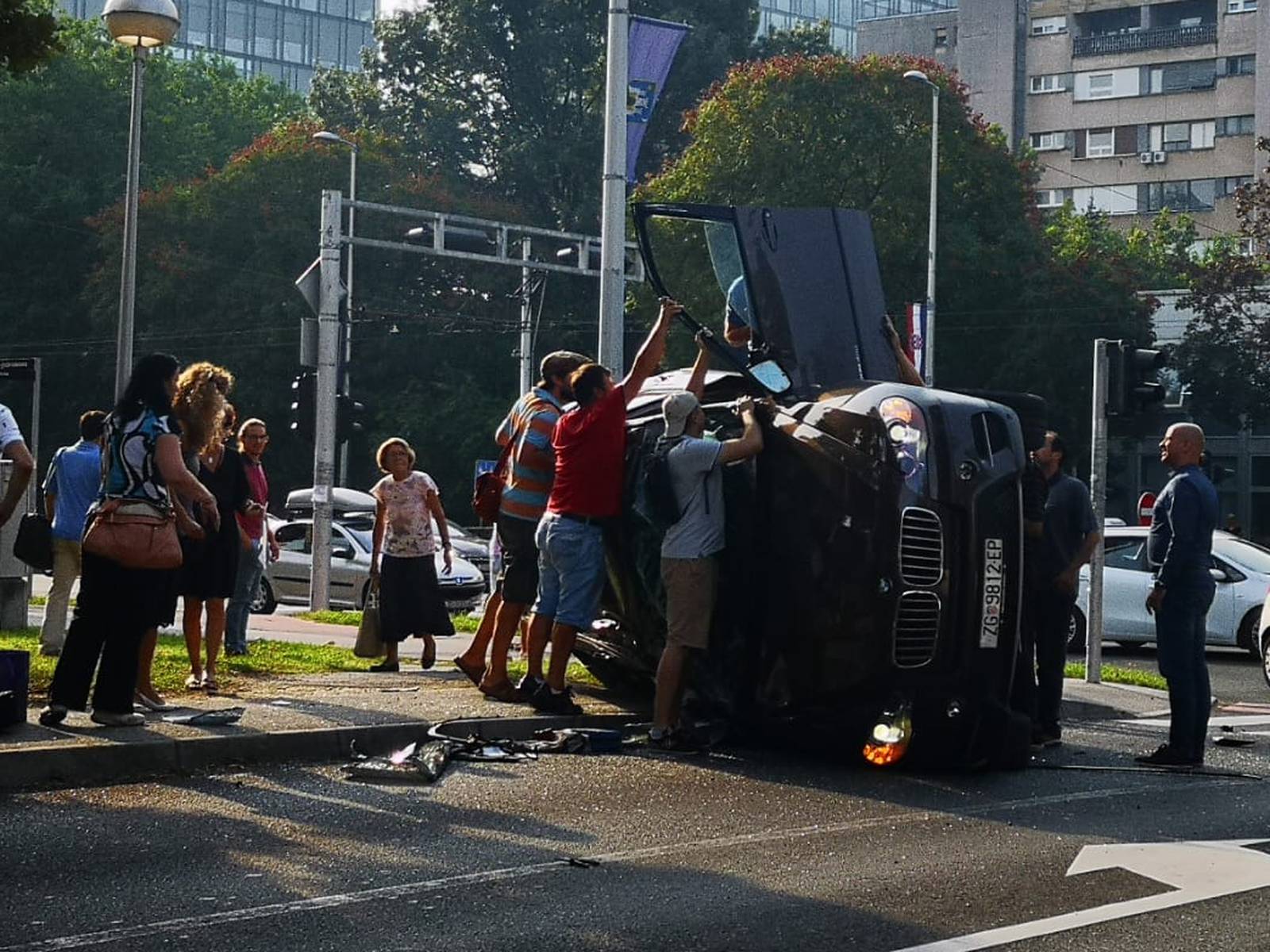 BMW završio na boku, građani izvlačili vozača i ženu iz auta
