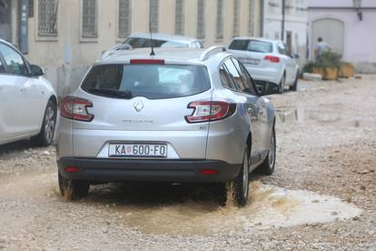 FOTO Blatnjave lokve po centru Karlovca: Kiša napunila ulice na Zvijezdi na kojoj traju radovi