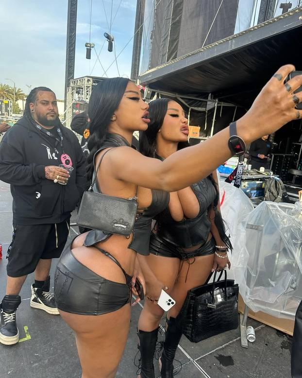 FOTO Jel' vidite duplo? Ne! Divlje blizanke ne vole odjeću, a jedna krade kreditne kartice...