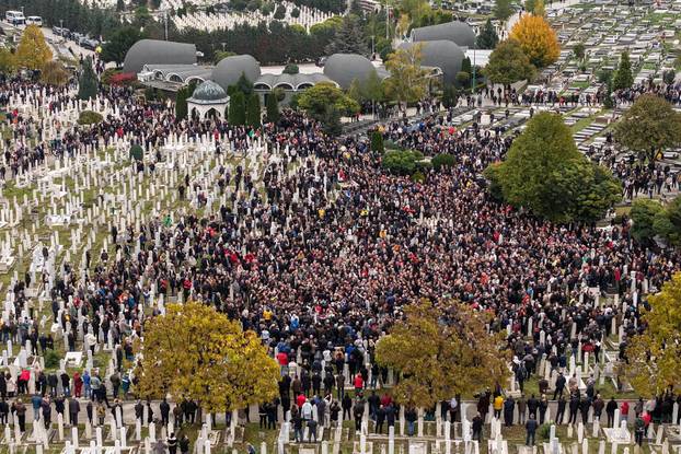Sarajevo: Pogled iz zraka na posljednji ispraćaj Halida Bešlića na gradskom groblju Bare