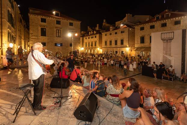 Dubrovnik: Ibrica Jusić na skalinima svetog Vlaha