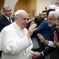 Papa Franjo ne želi da mu ljudi ljube ruku: 'Stvar je higijene'