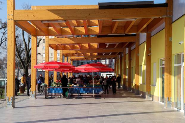 Zagreb: Gradonačelnik Tomislav Tomašević i Luka Korlaet otvorili rekonstruiranu i dograđenu tržnicu Vrapče