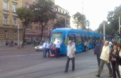 ZET-ovci pogurali tramvaj da ne zakrči prolaz autima