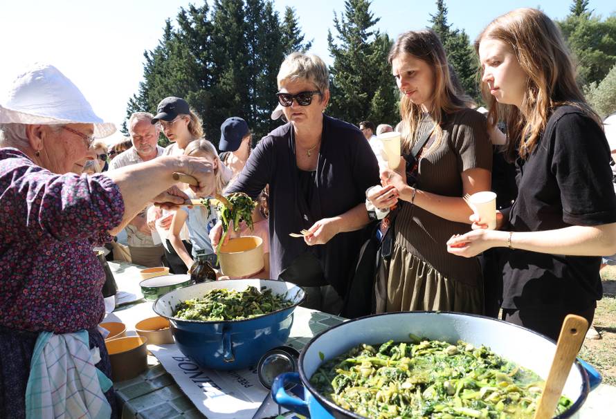 Vodice:Tradicionalni prvosvibanjski piknik u Rakitnici,spremanje divljeg zelja i pulente.