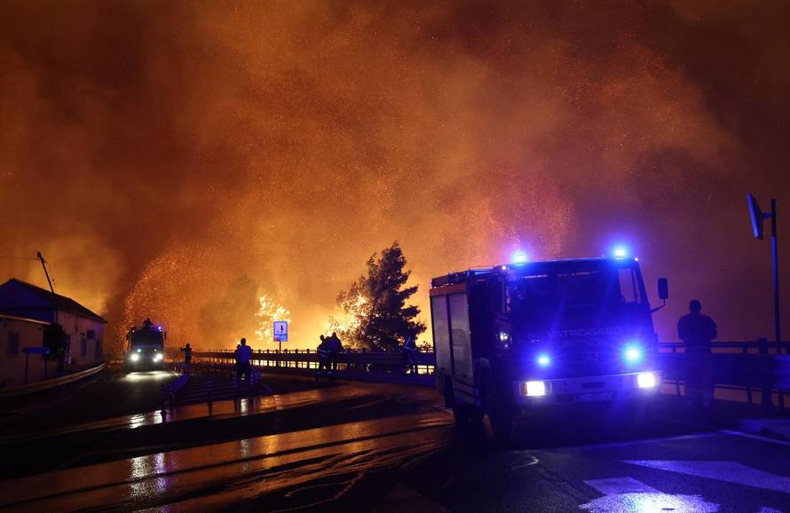 Požar kod Omiša: Evakuiran velik broj turista i mještana, pred vatrogascima je besana noć
