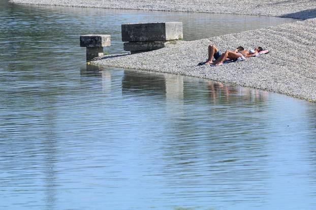 Zagreb: Građani uživaju u sunčanoj nedjelji na Jarunu
