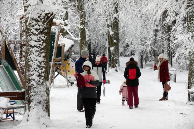 Delnice: Mnogobrojni izletnici uživaju u snijegu u Gorskom kotaru.