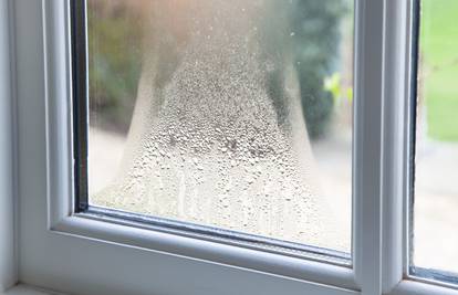 Trik kako se brzo i jeftino riješiti kondenzacije na prozorima bez kupovine raznih odvlaživača