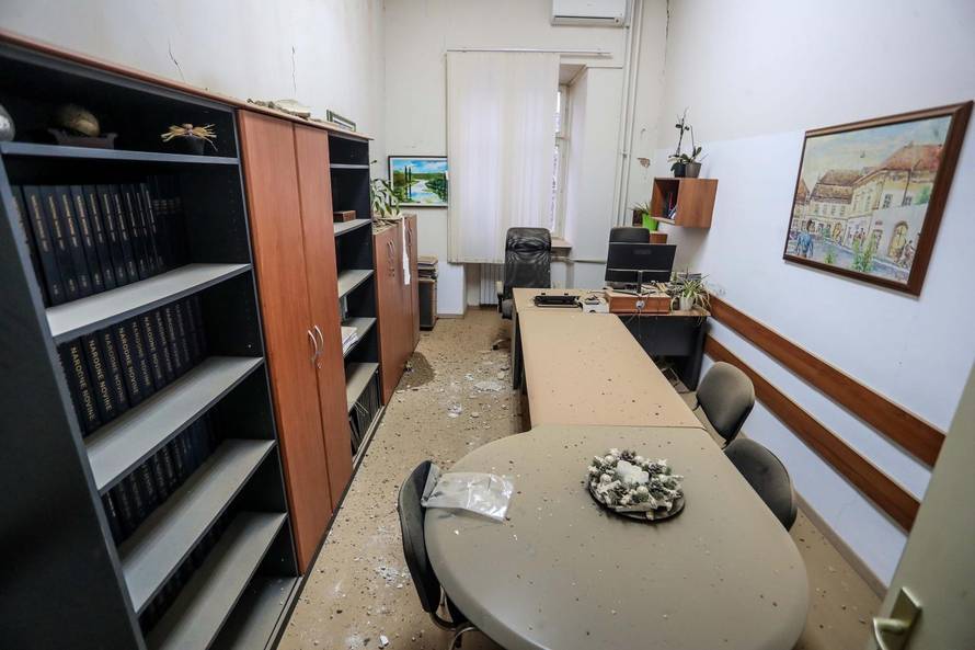 Gradonačelnik Petrinje obišao zgradu Gradske uprave koja je stradala u potresu