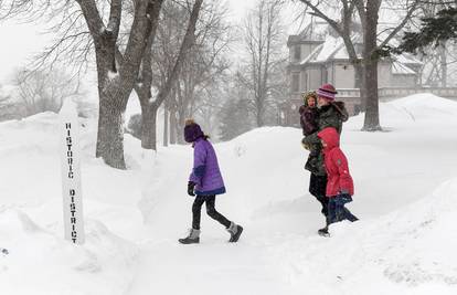 Zimska oluja u SAD-u: Snježna mećava stvara probleme u prometu, temperatura i do -45°