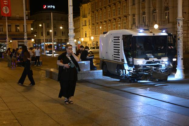 Zagreb: Čišćenje trga nakon gledanja utakmice 
