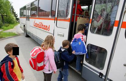 Vozač bacao djecu iz dima Čazmatransova autobusa