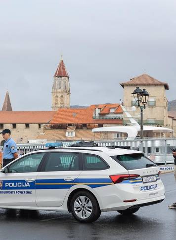 Trogir: Policijski o&ccaron;evid na starom &ccaron;iovskom mostu gdje je prona&dstrok;en mu&scaron;karac s ubodnom ranom