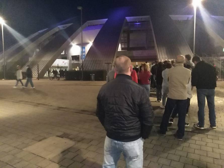 Gužva za cijepljenje u Zadru, u Metkoviću čekali i na kiši, u Zagrebu žele i drugu smjenu