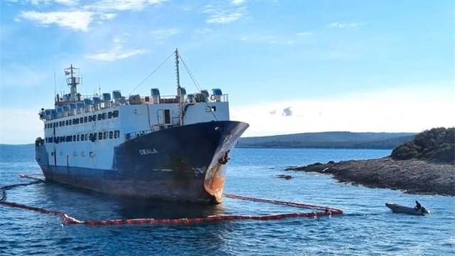 Ministarstvo: Odsukavanje broda u Raškom zaljevu očekuje se u sljedećih mjesec dana