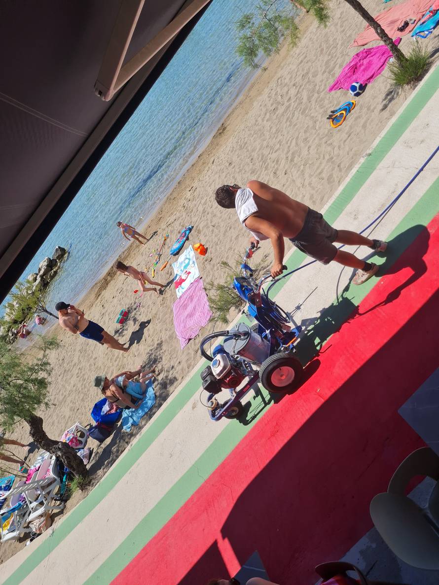 FOTO More, sunce i lak! Dragi turisti, dobrodošli: 'Oni farbaju, a djeca na plaži udišu taj otrov'