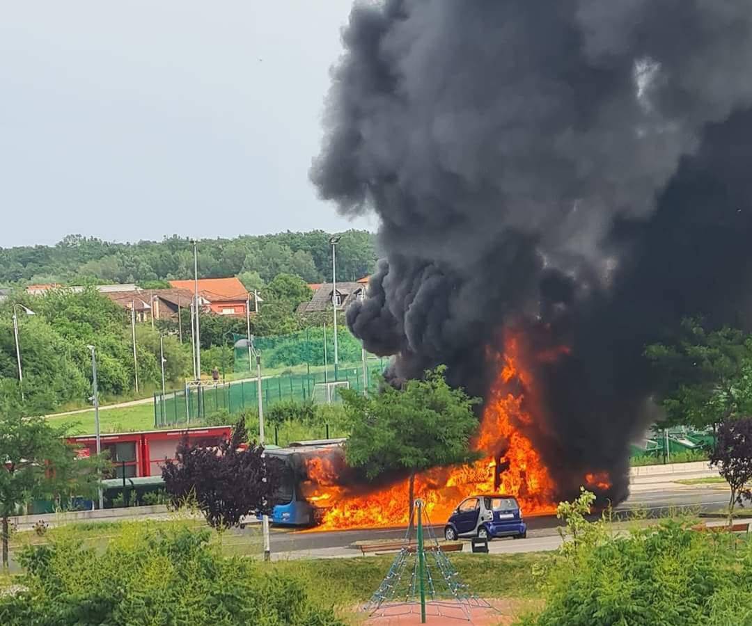 Gorio bus u Novom Jelkovcu: 'Zapalio se i eksplodirao! To je odjeknulo kao bomba, dvaput!'