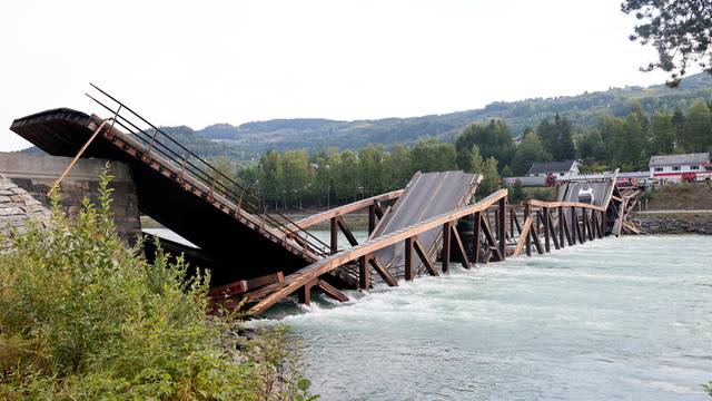 Cars are seen over the collapsed bridge over the River Laagen in Gudbrandsdalen