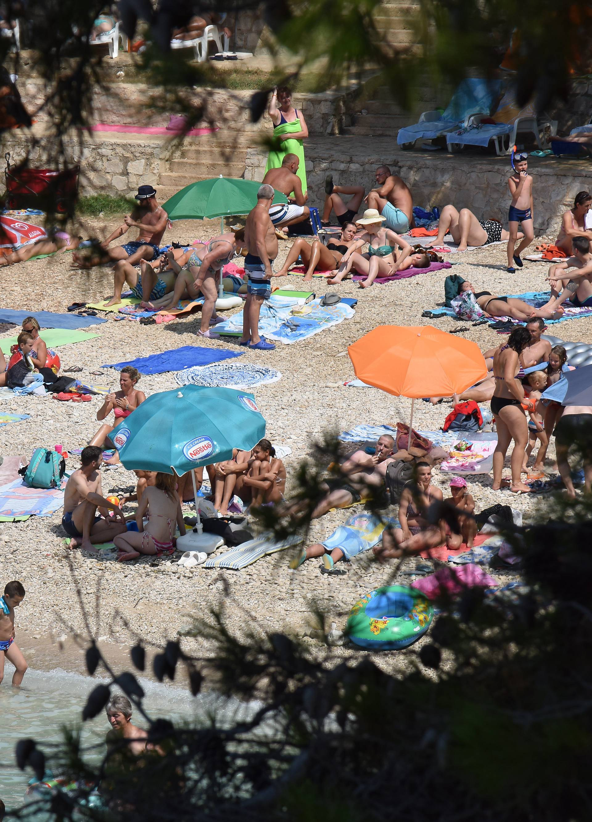 Pula: Iako je sunce za neke prejako, ne odustaju od kupanja