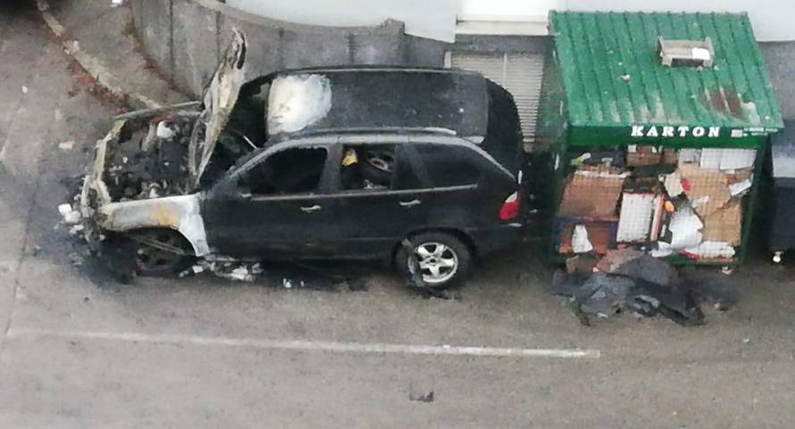BMW potpuno izgorio nakon eksplozije, vatra zahvatila i VW