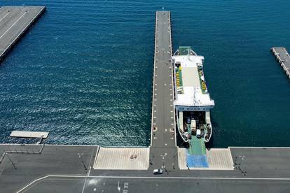 Zadar: Pogled iz zraka na gužvu u trajektnoj luci Gaženica