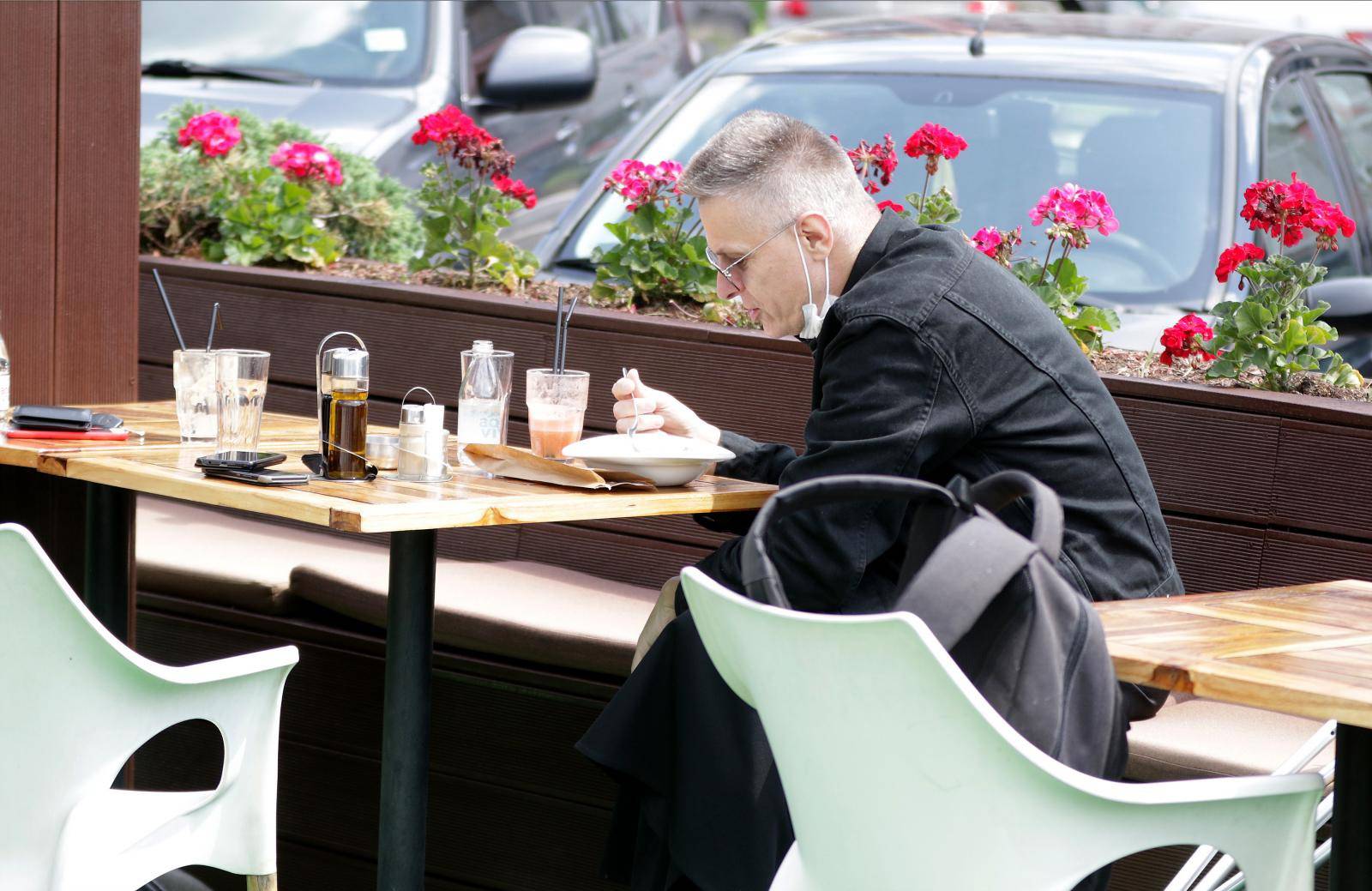 Nakon korona virusa lom noge: Prošetao gradom na štakama