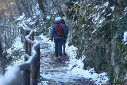 Jesenska idila na Plitvicama gdje je pao i snijeg