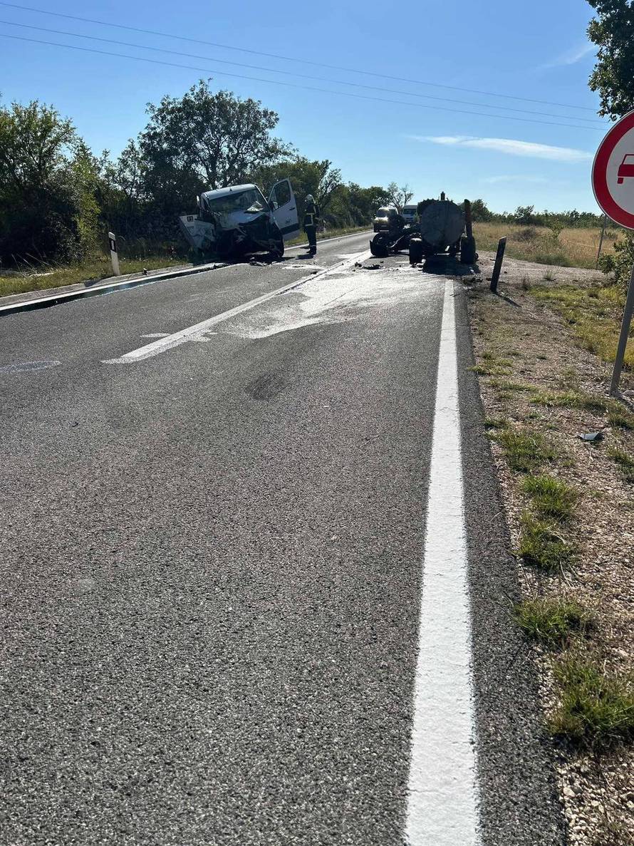 Sudarili se kamion i traktor kod Drniša: Dvoje završilo u bolnici