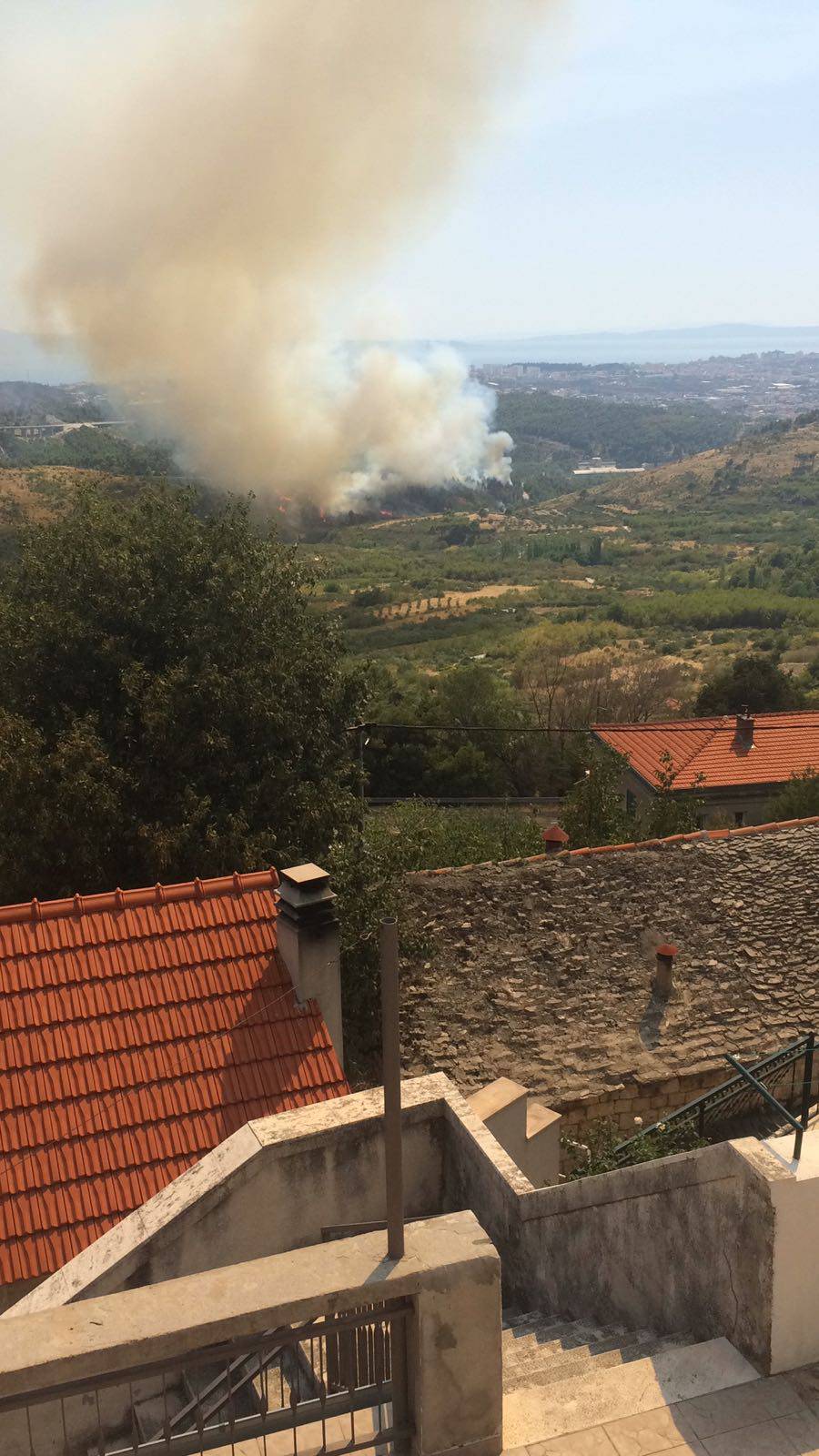 Ozlijeđen je vatrogasac: Požar pokraj Solina pod kontrolom