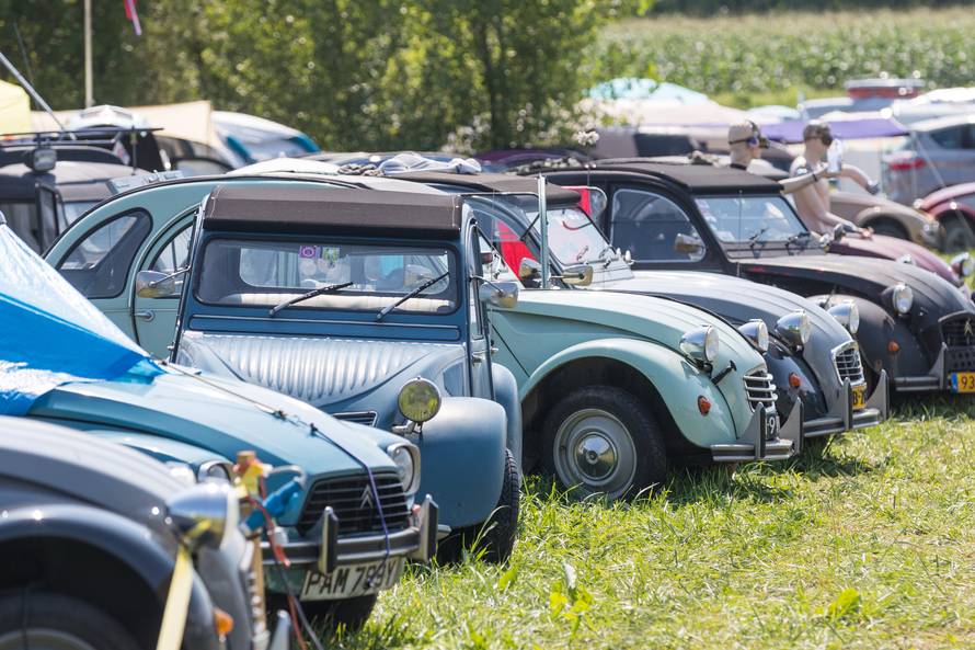 Spačeki okupirali Trg: Ma ovo je naš automobilski Woodstock