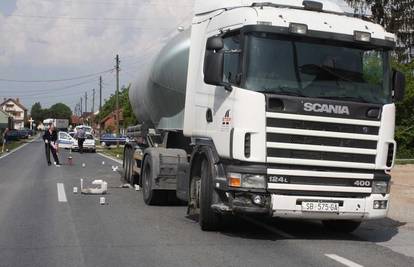 Kamion udario u traktor, žena umrla u kolima Hitne