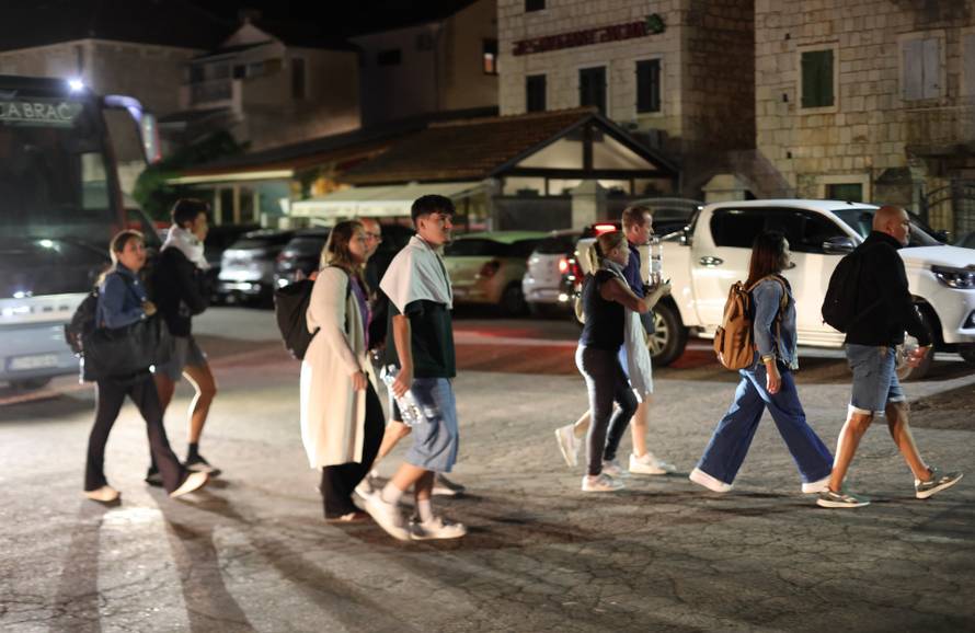Milna: Zbog požara turisti proveli noć na rivi