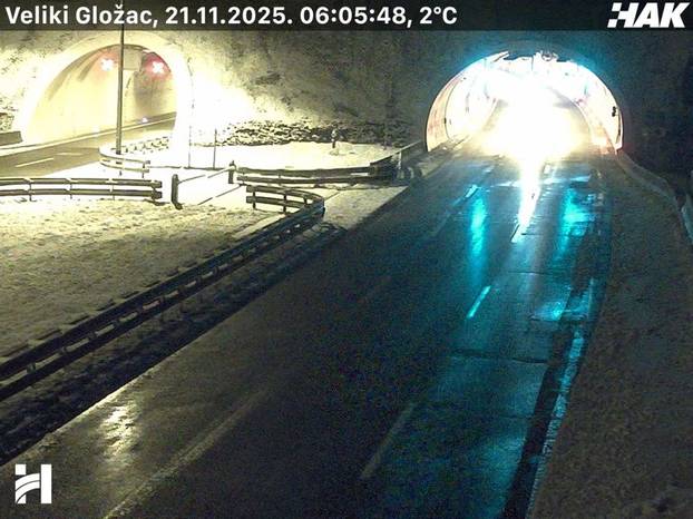 FOTO Snijeg i bura stvaraju kaos prema Rijeci, nema pravca za kamione. Ovako izgledaju ceste