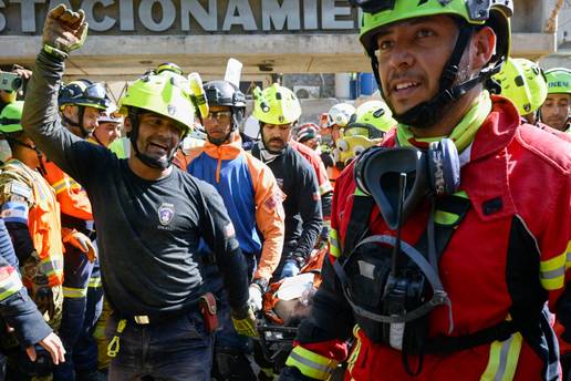 &Ccaron;UDO U VENEZUELI Ovo je trenutak kad su 8 dana nakon potresa izvukli &zcaron;ivog mu&scaron;karca