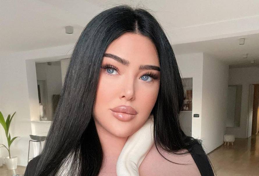 'Vidi ga koliki je': Bujna Claudia pokazala kakvog pitona ima...